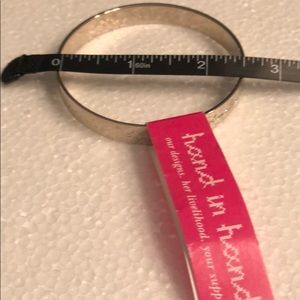 Kate Spade “Hans in hand” Solid bangle.